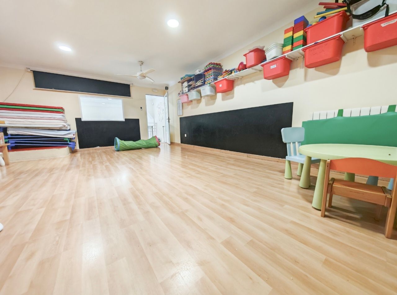Aula del jardín de infancia con materiales naturales