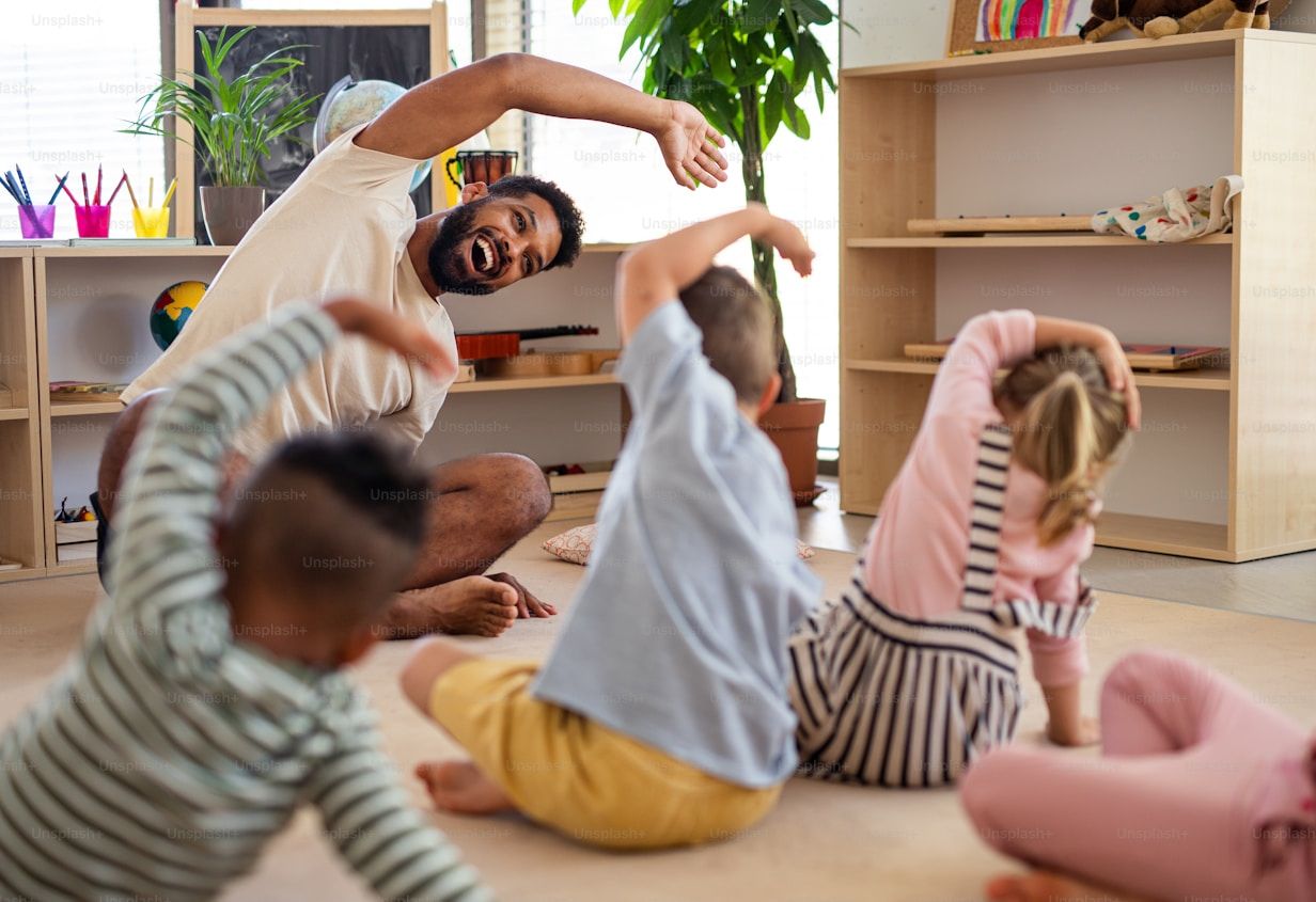 Niños jugando en el aula
