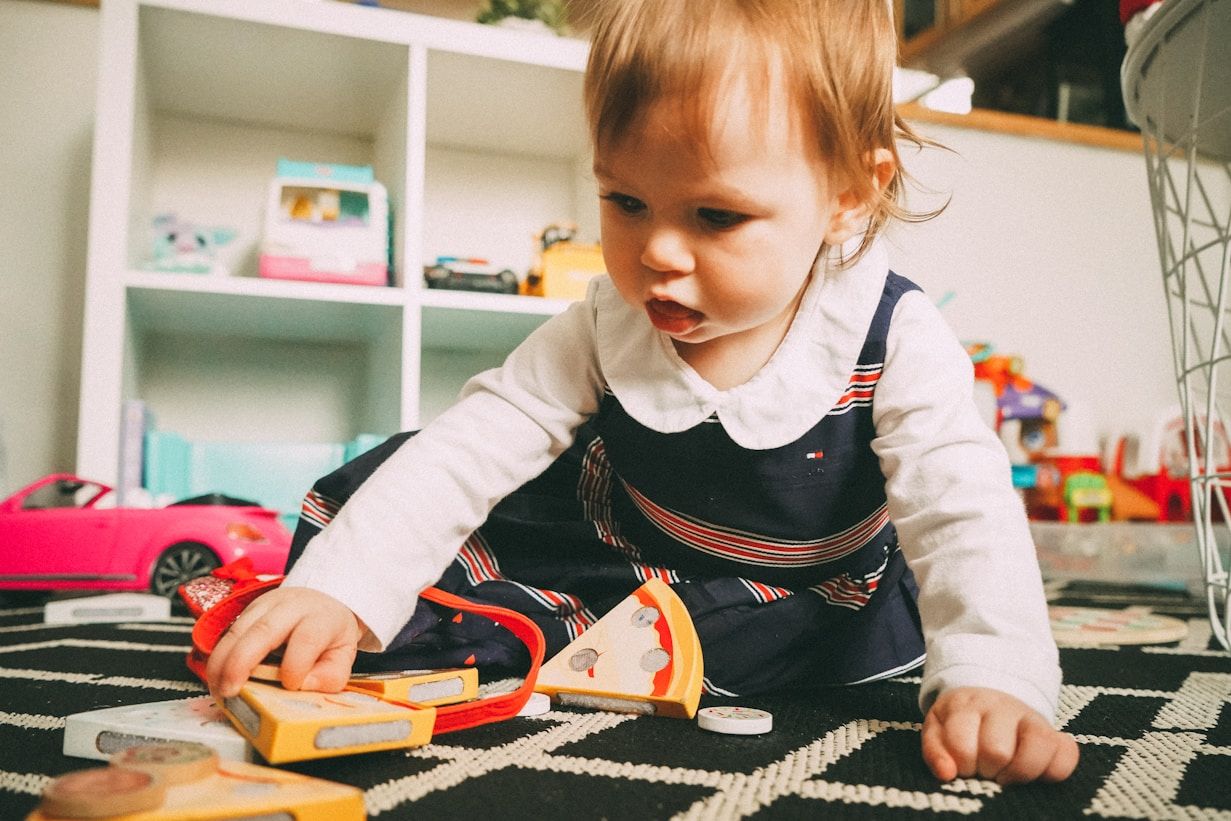 Niña jugando en el aula del jardín de infancia